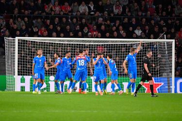 El delantero noruego celebra con sus compañeros su gol al PSV.