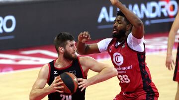 GRAF4781. ZARAGOZA, 13/12/2020.- El ala pívot estadounidense del Casademont Zaragoza, Jason Thompson y Regimantas Miniotas, ala pívot lituanko del Retabet Bilbao, durante el encuentro de Liga Endesa disputado hoy domingo en el Pabellón Príncipe Felipe de la capital aragonesa. EFE/Javier Cebollada