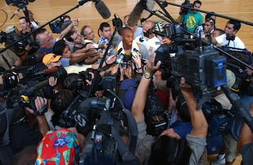 Allá por donde iba, su presencia despertaba un enorme interés entre los medios de comunicación. En la imagen, durante el training camp de los Lakers en octubre de 2003 en Honolulu (Hawaii).