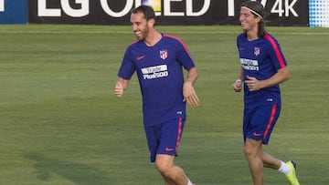 Diego Godín y Filipe Luis, durante un entrenamiento con el Atlético de Madrid.
