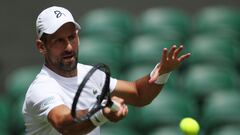 London (United Kingdom), 27/06/2024.- Novak Djokovic of Serbia takes part in a practice session on Centre Court ahead of the Wimbledon tennis championships at the AELTC at Wimbledon, London, Britain, 27 June 2024. (Tenis, Reino Unido, Londres) EFE/EPA/NEIL HALL

