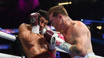 Canelo Alvarez y Dmitry Bivol durante su combate en Las Vegas.