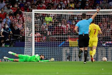 1-2. Alisson Becker en el segundo gol de Antoine Griezmann.