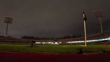 A segundos de cumplirse los 45 minutos reglamentarios para dar paso al entretiempo, las luminarias del estadio de Pumas se apagaron.