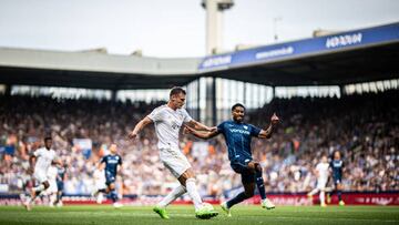 BOCHUM, GERMANY - AUGUST 21: (EDITORS NOTE: Image has been digitally enhanced.)  Benjamin Pavard (L) of München and Saidy Janko (R) of Bochum in action during the Bundesliga match between VfL Bochum 1848 and FC Bayern München at Vonovia Ruhrstadion on August 21, 2022 in Bochum, Germany. (Photo by Lukas Schulze/Bundesliga/Bundesliga Collection via Getty Images)