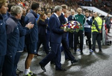 Roy Hodgson, el Príncipe Guillermo y Didier Deschamps con una ofrenda de flores.