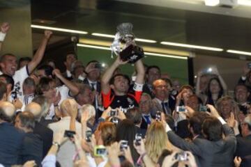 Fue conseguida contra el Barcelona. El capitán Iker Casillas levanta el trofeo.
