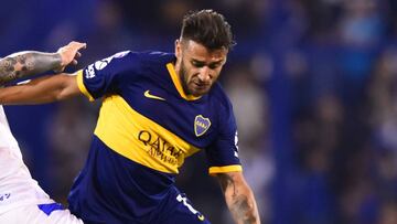 BUENOS AIRES, ARGENTINA - NOVEMBER 10: Eduardo Salvio of Boca Juniors fights for the ball with Braian Cufre of Velez during a match between Velez and Boca Juniors as part of Superliga Argentina 2019/20 at Jose Amalfitani Stadium on November 10, 2019 in Buenos Aires, Argentina. (Photo by Amilcar Orfali/Getty Images)