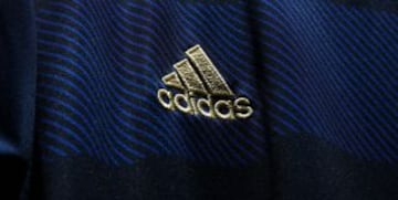 Adidas Argentina presenta la nueva camiseta visitante de la Federación Argentina de Fútbol. El diseño del kit combina los tonos de azul con el oro de la cresta.