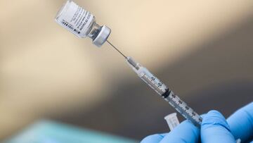 (ARCHIVOS) En esta foto de archivo, una jeringa está llena con una primera dosis de la vacuna Pfizer Covid-19 en una clínica de vacunación móvil en Weingart East Los Angeles YMCA en Los Ángeles, California, el 7 de agosto de 2021.