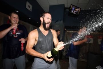 El pitcher de Chicago Cubs, Jake Arrieta, celebrando la victoria. 