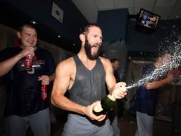 El pitcher de Chicago Cubs, Jake Arrieta, celebrando la victoria. 