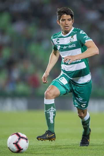 Desde que salió de Pumas en 2014, el mediocampista no pudo consolidarse en ningún club siendo que pasó por Toluca, Santos, Puebla y América; en su segunda etapa con los Guerreros se ganó la titularidad por la banda derecha.