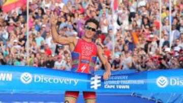 Javier Gómez Noya celebra su victoria en las Series Mundiales de Ciudad del Cabo (Sudáfrica).