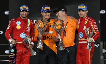 Carlos Sainz (Ferrari), junto a Lando Norris, Zak Brown (McLaren) y Charles Leclerc (Ferrari). Yas Marina, Abu Dhabi. F1 2024.