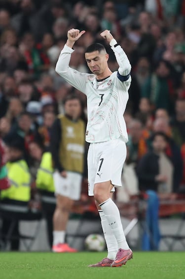 Cristiano Ronaldo es expulsado por un codazo a O´Shea en la espalda sin balón. El árbitro revisa la jugada en el VAR y le muestra la cartulina roja.