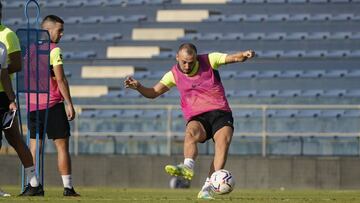 Keidi Bare golpea el bal&oacute;n durante un entrenamiento.