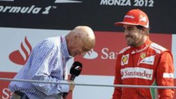 Lauda se descubre ante Alonso en el podio de Monza 2012.