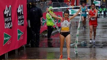 Miriam Ortiz llega vencedora a la meta en la Cursa de El Corte Inglés.