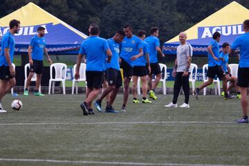 El equipo argentino hizo un trabajo regenerativo en la cancha principal de la Federación Colombia de Fútbol. Villa y Fabra, los dos colombianos presentes. 