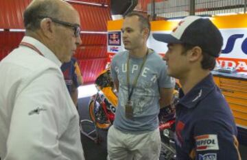 Andrés Iniesta visita los boxes de Yamaha y Honda