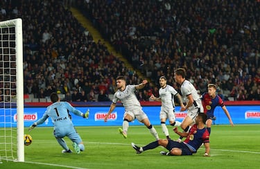 1-0. Gran jugada azulgrana. Taconazo de Frenkie de Jong para Álex Balde, centra raso y Ferran Torres, atento, anota el primer gol.