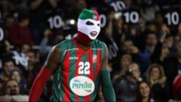 Kenny Gabriel del Pinar Karsiyaka turco con una mascara en el concurso de triples de la liga turca.