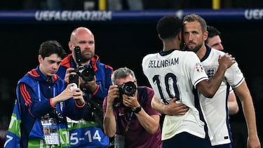 Jude Bellingham y Harry Kane, jugadores de la Selección inglesa, se abrazan tras lograr la clasificación a la final de la Eurocopa.