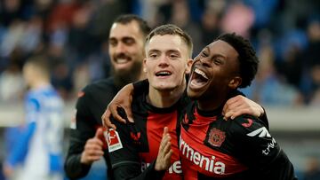 Darmstadt (Germany), 03/02/2024.- Leverkusen's Nathan Tella (R) celebrates with teammates after scoring the 0-2 goal during the German Bundesliga soccer match between SV Darmstadt 98 and Bayer 04 Leverkusen in Darmstadt, Germany, 03 February 2024. (Alemania) EFE/EPA/RONALD WITTEK CONDITIONS - ATTENTION: The DFL regulations prohibit any use of photographs as image sequences and/or quasi-video.
