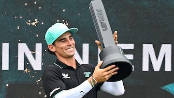 Chile's Joaquin Niemann of Torque GC team lifts the trophy after winning the individual final round of the LIV Golf Singapore at Sentosa Golf Club on March 16, 2025. (Photo by Roslan RAHMAN / AFP)