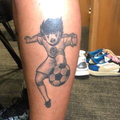 Julio Urías presume tatuaje de los “Supercampeones”