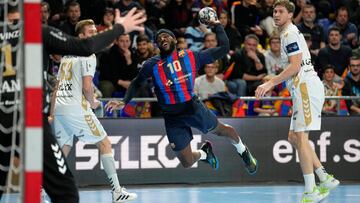 BARCELONA, 30/11/2022.- El guardameta dan¨¦s Niklas Jacobsen (i), del Kiel, intenta parar el lanzamiento del franc¨¦s Dika Mem, del Bar?a, durante el partido de Liga de Campeones de balonmano disputado este mi¨¦rcoles en el Palau Blaugrana. EFE/Alejandro Garc¨ªa
