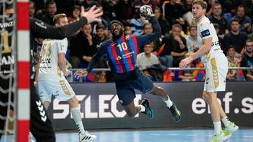 BARCELONA, 30/11/2022.- El guardameta danés Niklas Jacobsen (i), del Kiel, intenta parar el lanzamiento del francés Dika Mem, del Barça, durante el partido de Liga de Campeones de balonmano disputado este miércoles en el Palau Blaugrana. EFE/Alejandro García
