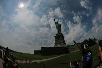 La Luna se pos frente al Sol. Un grupo de afortunados pudieron observarlo desde la isla de la Estatua de la Libertad.