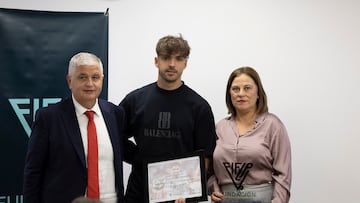 22/12/25 LAS PALMAS PREMIO A RAUL ASENSIO JUGADOR DEL REAL MADRID