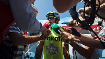 Alberto Contador atiende a los medios en la Vuelta a España.