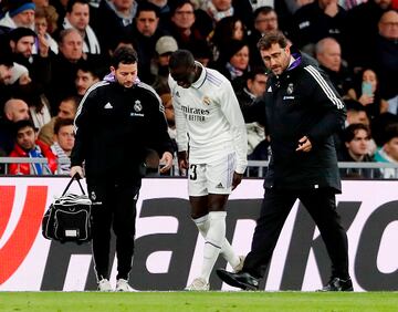 Ferland Mendy se lesiona en el minuto 43 y es sustituido por Dani Ceballos.