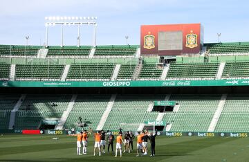 Los jugadores del Elche durante el calentamiento previo al encuentro en el estadio Martínez Valero.