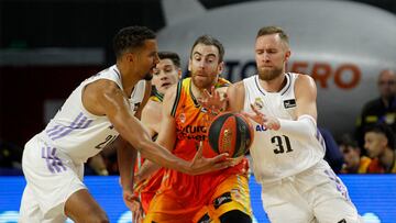 Musa trata de recibir el balón de Cornelie ante la defensa de Claver.