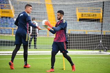 El equipo de Reinaldo Rueda realizó su última práctica en la capital colombiana en el estadio El Campín. Viajarán a Montevideo este martes 5 de octubre y allí continuarán con su preparación para enfrentar a la Selección de Uruguay este jueves 7 de octubre. 