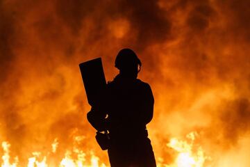 Dos incendios desatados en la provincia de Ávila han provocado la evacuación de los municipios de Riofrío, Sotalbo, Villaviciosa, Palacios y Robledillo, además de quemar 10.000 hectáreas. La situación ha obligado la intervención de la Unidad Militar de Emergencias. 