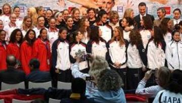 <b>PARTICIPANTES. </b>Las integrantes de las ocho selecciones (España, en el centro) fueron recibidas ayer por la presidenta de la Comunidad de Madrid, Esperanza Aguirre.