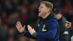 Newcastle United&#039;s English head coach Eddie Howe gestures on the touchline during the English Premier League football match between Liverpool and Newcastle United at Anfield in Liverpool, north west England on December 16, 2021. (Photo by Oli SCARFF 