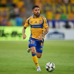 Javier Aquino renueva con Tigres