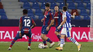 Gonzalo Melero, con el bal&oacute;n en el &uacute;ltimo partido del Levante frente a la Real Sociedad.