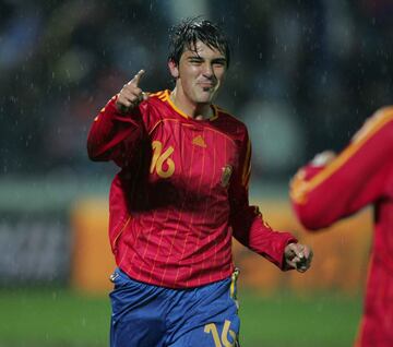 El primer gol con la Roja lo marcó en el partido de vuelta de la repesca para el Mundial 2006 frente a Eslovaquia el 16 de noviembre de 2005.