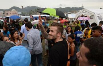 David Beckham, embajador de Buena Voluntad de Unicef, visitó un centro de evacuación en Filipinas tras el devastador tifón.