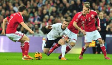 El centrocampista inglés Jack Wilshere compite con el mediocampista William Kvist y  Emil Larsen durante el partido de fútbol amistoso entre Inglaterra y Dinamarca en el estadio de Wembley en Londres