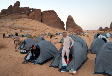 Vista general de los competidores en tiendas de campaña antes del comienzo de la quinta etapa. 