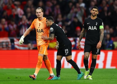 El técnico del Tottenham había sorprendido con la titularidad de Kinsky en el lugar de Vicario. Pero solo duró 17 minutos, ya que tras el fallo en dos goles, le retiró del campo. Se marchó abatido entre muestras de cariño de sus compañeros.